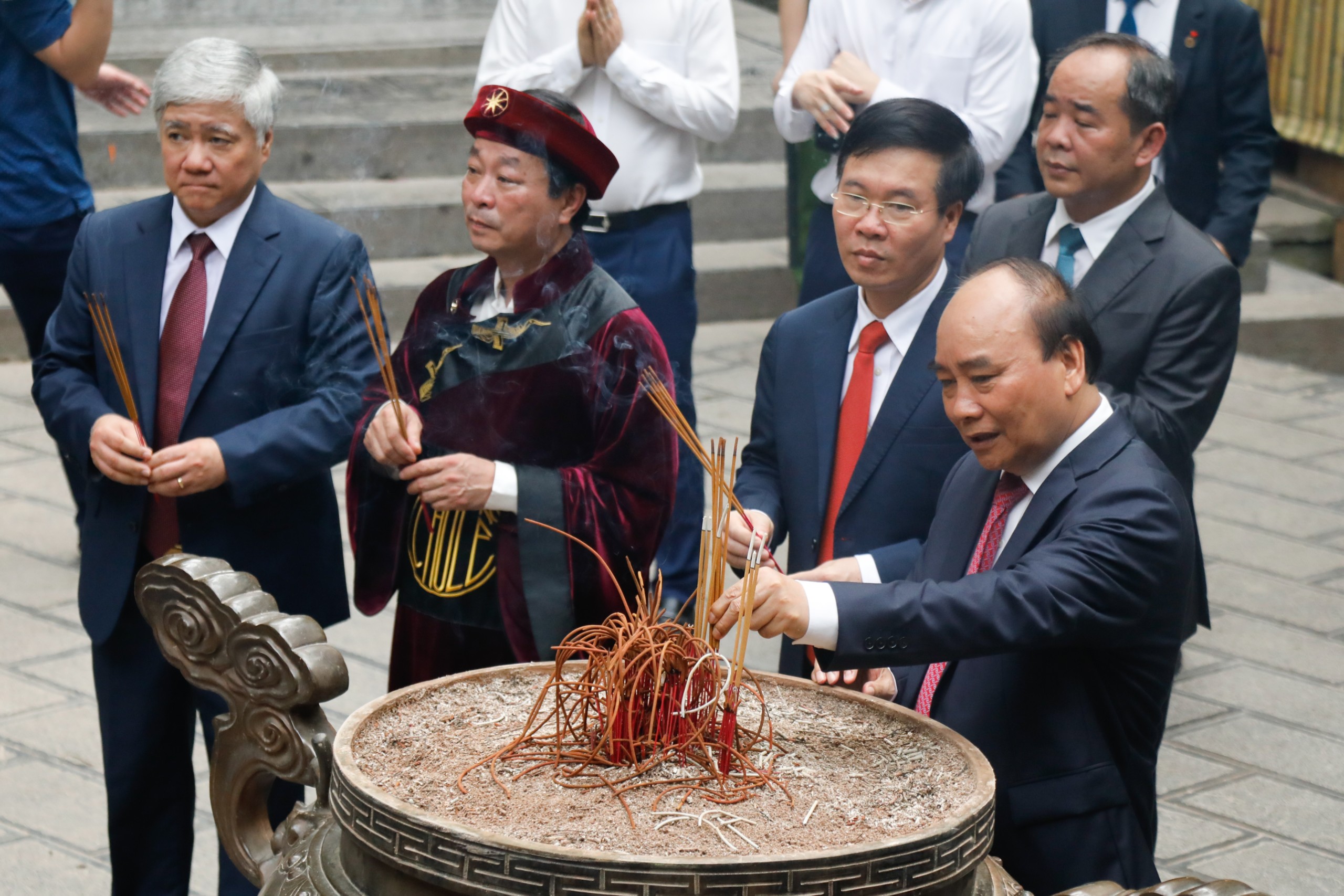 Chủ tịch nước Nguyễn Xuân Phúc dâng hương tưởng nhớ các Vua Hùng